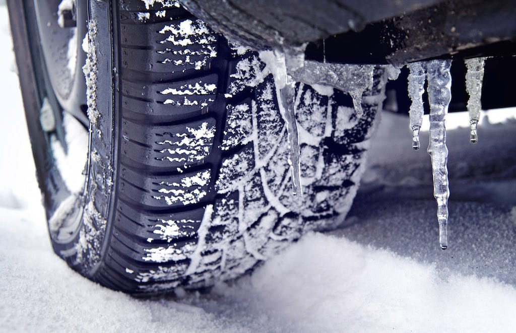 Winterreifen mit Eiszapfen