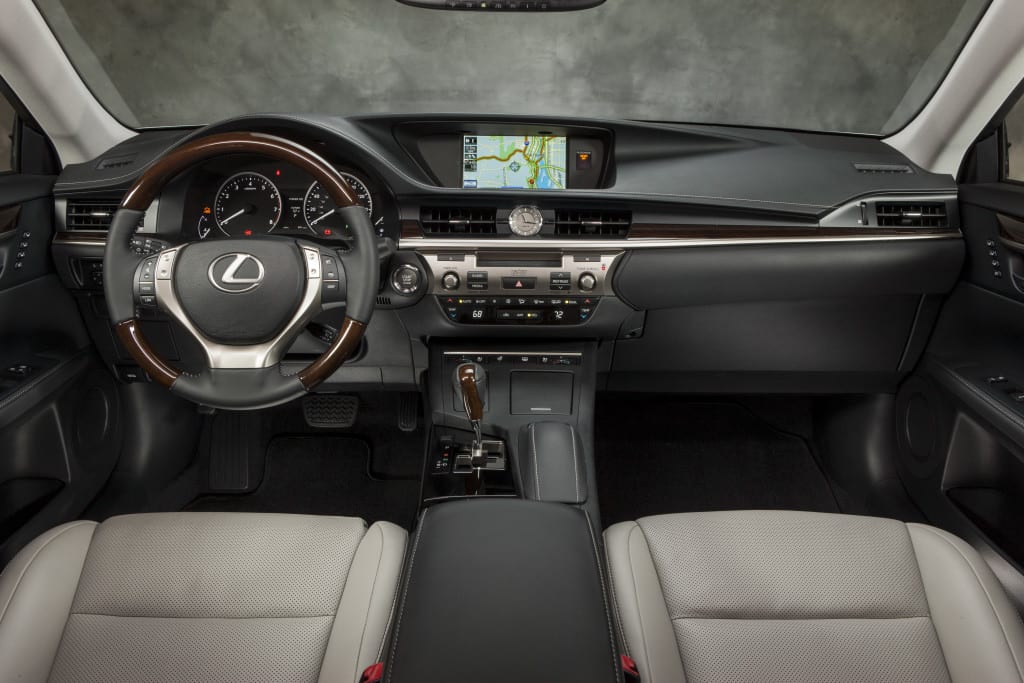 2013_Lexus_ES_350_37