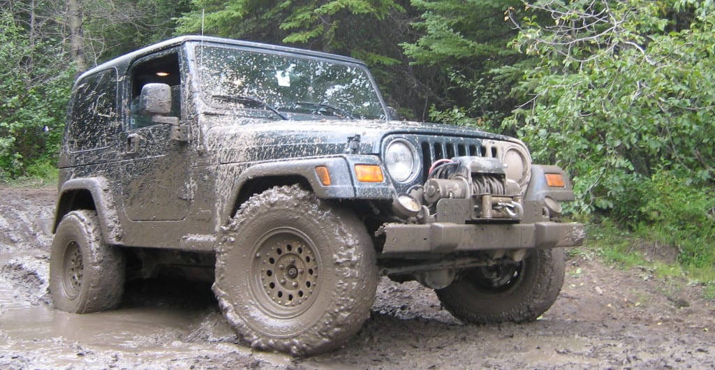 Jeep_Wrangler_in_mud_(2820337718)