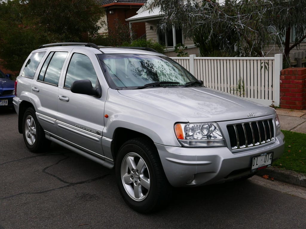 2004_Jeep_Grand_Cherokee_(WG_MY04)_Overland_wagon_(2015-05-29)_01