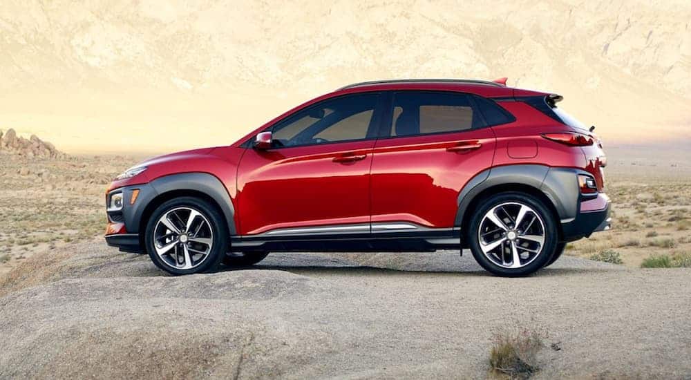 A red 2019 Hyundai Kona, which is new among used cars, is parked in the desert.