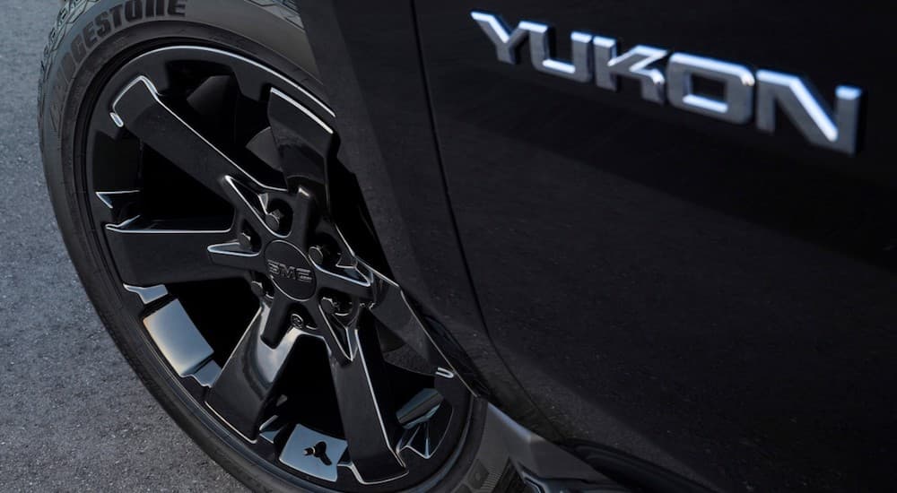 A closeup of the black 2019 GMC Yukon Graphite Edition wheels