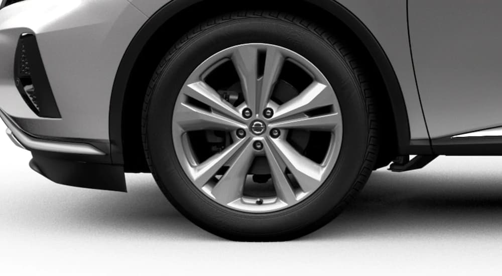 A close up shows the driver side alloy wheel on a 2021 Nissan Murano.