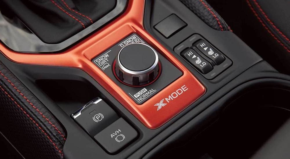 A close up shows the knobs and buttons for X-mode drive selection in a 2021 Subaru Forester.