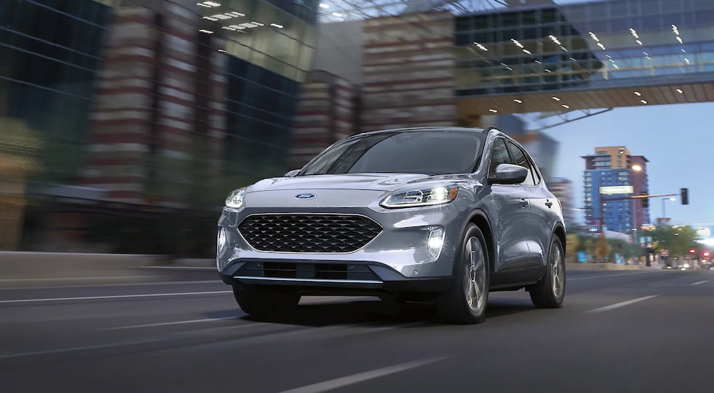 Серебряный Ford Escape Titanium 2022 года показан во время сравнения Chevy Equinox 2022 года с Ford Escape 2022 года.