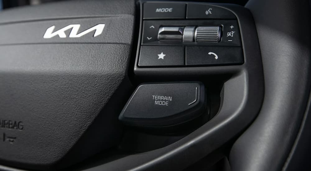 Hands-Free button options on the steering wheel of a 2025 Kia Sportage