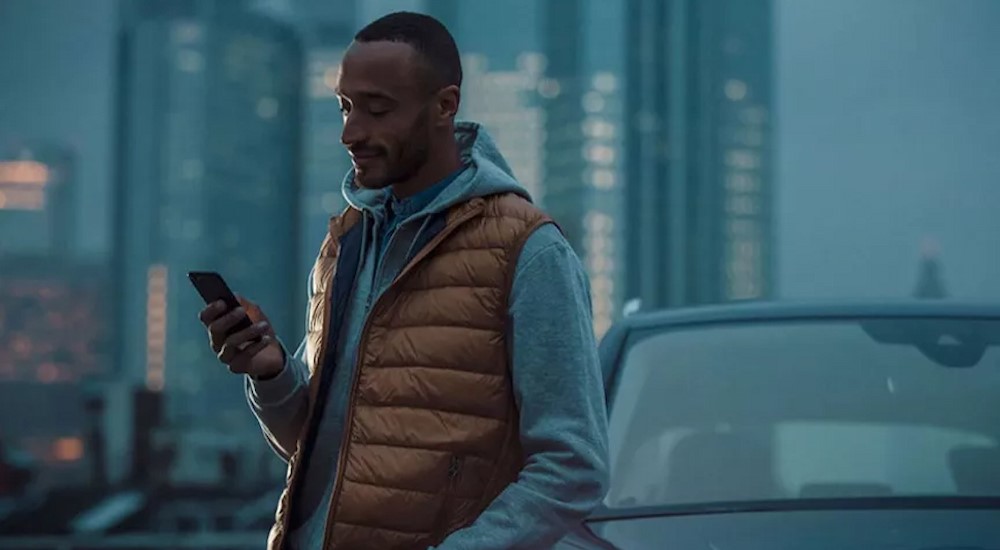 A person using his cellphone's Audi digital key.